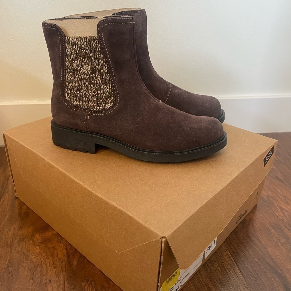 NIB Clarks Suede Zip Ankle Boots Size 9